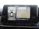 アラウンドビューモニター搭載。車体を4方向のカメラで「上から見下ろしたような映像」を映します。車庫入れが苦手な方も映像サポートでラクラク駐車できます。