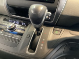 CVT車のセレクトレバーです。低速から高速まで、変速ショックのないスムーズな走りを実現するとともに、エンジン効率のよい領域を維持することで燃費にも貢献します。