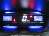燃費のいい運転をするほどに、照明がブルーからグリーンへ。グリーンの状態を長く保つだけで上手にエコドライブできます。
