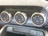 【オートエアコン】一度お好みの温度に設定すれば、車内の温度を検知し風量や温度を自動で調整。暑い…寒い…と何度もスイッチ操作をする必要はありません。快適な車内空間には必須の機能ですね♪