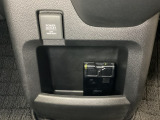 アクセサリーソケットはUSBのアダプターなどをつければ、スマホの充電にも使えます。周辺には物が置けるボックスがついています。