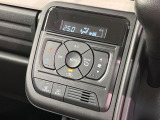【オートエアコン】一度お好みの温度に設定すれば、車内の温度を検知し風量や温度を自動で調整。暑い…寒い…と何度もスイッチ操作をする必要はありません。快適な車内空間には必須の機能ですね♪