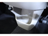 エアコンパネル下に小物入れと12V/120Wのアクセサリーソケットが付いてます!