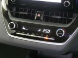 【オートエアコン】車内温度を感知して自動で温度調整をしてくれるのでいつでも快適な車内空間を創り上げます!どの席に座っても快適なドライブが楽しめます♪
