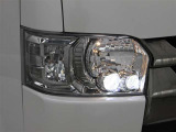 省電力に寄与する2連プロジェクター式LEDヘッドランプ(クリアスモーク加飾)が装備されています。