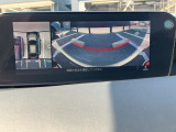 360度ビューカメラを搭載。4方の小型カメラの映像を処理し、車両真上からの映像に変換しています。