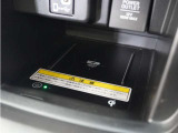 ◆ワイヤレス充電器◆ワイヤレス充電規格Qiに適合した機器を充電エリアに置くことで使用できます。