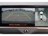 【パノラミックビューモニター】 後退時に車両の後ろ側を表示するだけでなく上から見たような映像で車庫入れなどバックする際に安心です。