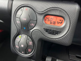 【オートエアコン】一度お好みの温度に設定すれば、車内の温度を検知し風量や温度を自動で調整。暑い…寒い…と何度もスイッチ操作をする必要はありません。快適な車内空間には必須の機能ですね♪