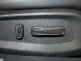 パワーシート装備車です。電動でシートが動きます、高級感がありとても便利な機能です!