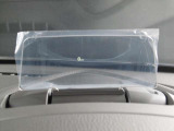 エンジンONでメーターフードの前方に立ち上がるアクティブドライビングディスプレイを装備。車速やナビゲーションのルート誘導など走行時に必要な情報を表示してくれます。