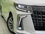 【LEDヘッドライト】悪天候や夜間走行時も良好な視界を確保し安心して運転できる高輝度LEDヘッドライトを装備!点灯速度が早く、消費電力も抑えられています。