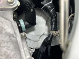 ラジエーターコアサポートから左フロント部分への修理跡が確認出来ます(合わせ部分のスポット跡が確認出来ません)