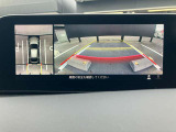 360度ビューカメラを搭載。4方の小型カメラの映像を処理し、車両真上からの映像に変換しています。