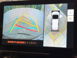 【パノラミックビューモニター】専用のカメラにより、上から見下ろしたような視点で360度クルマの周囲を確認することができます☆死角部分も確認しやすく、狭い場所での切り返しや駐車もスムーズに行えます。