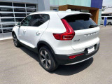XC40はもともとショート&トールなディメンションなので山坂道などで旋回速度が上がるとちょっとロールが増える傾向ですがハンドリングは軽快そのものでパワートレインも十二分にパワフルな設定です
