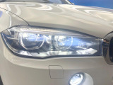 ●LEDヘッドライト:夜間走行時も良好な視界を確保し安心して運転できる高輝度LEDヘッドライトを装備!点灯速度が早く、消費電力も抑えられています。