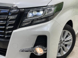 【LEDヘッドライト】悪天候や夜間走行時も良好な視界を確保し安心して運転できる高輝度LEDヘッドライトを装備!点灯速度が早く、消費電力も抑えられています。