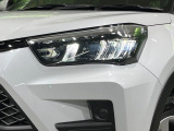 【LEDヘッドライト】悪天候や夜間走行時も良好な視界を確保し安心して運転できる高輝度LEDヘッドライトを装備!点灯速度が早く、消費電力も抑えられています。