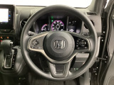 ハンドルにHondaセンシング系のクルーズコントロールやレーンキープアシストなどのスイッチと、オーディオの操作スイッチが装備されています。ハンドルから手を離さず安全に操作できます。