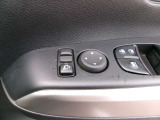 ドアミラーの鏡面の調節、格納は運転席からすべて操作できます!