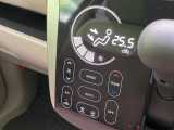 【オートエアコン】一度お好みの温度に設定すれば、車内の温度を検知し風量や温度を自動で調整。暑い…寒い…と何度もスイッチ操作をする必要はありません。快適な車内空間には必須の機能ですね♪