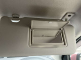 サンバイザーに鏡がついてますので車から降りる前に身だしなみチェック出来ます。