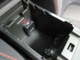 アームレストを開けると、収納スペースとしてお使いいただけます!ものが多くなりがちな車内も、隠す収納で生活感をリセット♪