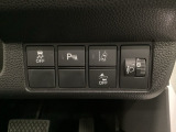 ハンドルの右側にはヘッドライトレベライザーとHondaセンシング用のメインスイッチがついています。ヘッドライトレベライザーは道路状況や積荷の加重に応じてライトの高さを調節できます。