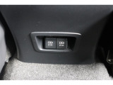 後部席へ乗車して携帯電話などを充電する時に前から配線を伸ばすとごちゃごちゃして邪魔になりがちですよね。そんな煩わしさを解消する後席側USBポート☆