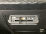 エアコンパネルの下にETCがついています。高速道路の料金所の通過も楽々です!。 カードの取り出しもしやすい場所についています。