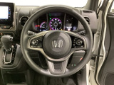 ハンドルにHondaセンシング系のクルーズコントロールやレーンキープアシストなどのスイッチと、オーディオの操作スイッチが装備されています。ハンドルから手を離さず安全に操作できます。