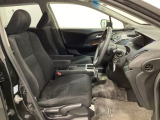 女性でも運転がしやすいように、シートの高さ調整機能(シートリフター)がついています。運転席と助手席の間が空いている為、助手席側への移動がスムーズです。交通量の多い道でも助手席側から乗り降りができます。
