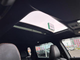 【電動パノラマサンルーフ】天井に外の景色が広がり、開放的な車内を感じることができます!曇りや雨の日でも外の明るさを取り入れたり、雨音をアクセントに変えたり、いつもの運転がぐっと楽しくなるはずです!