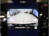■リヤビューカメラの映像です。ステアリング連動ガイドラインが、後退時の予想進路を表示し、運転のサポートを致します。