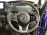 ハンドルにHondaセンシング系のクルーズコントロールやレーンキープアシストなどのスイッチと、オーディオの操作スイッチが装備されています。ハンドルから手を離さず安全に操作できます。