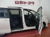 両側パワースライドドア付きだから、狭い駐車スペースなどでの 乗り降りラクラク!小さなお子さまのいるご家庭には嬉しい装備。