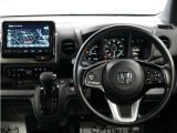 運転にかかわる様々な操作を安全に行えるように視点移動が少なく、操作性に配慮されたスイッチ類が凝縮されたコクピットです。