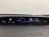 中央にデジタル表示のスピードメーターを配したハイブリット専用メーターになっています。左側のインフォメーション画面で燃費などの情報を確認できます。