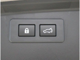 ■スイッチひとつで開閉できる、安心便利なパワーリヤゲート装備。荷物などで手がふさがっている場合にも、楽に開閉できる便利なアイテムです。