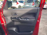乗り降りで多く使用する運転席席ドアですが、目立った傷や汚れもなく綺麗です!