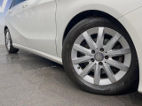●純正アルミホイール:輸入車ならではの卓越した走りを支えるホイールと足回りです!日本車の走りに慣れている方にもぜひ体感して頂きたいほど、高いレベルでまとまっています!