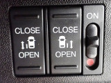 運転席からもスライドドアをボタン操作でスピーディーに開閉できます!またスマートキーでも操作できるので便利です。