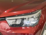 【LEDヘッドライト】悪天候や夜間走行時も良好な視界を確保し安心して運転できる高輝度LEDヘッドライトを装備!点灯速度が早く、消費電力も抑えられています。