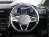 Volkswagen全車共通の上質な本革を使用した手触りのしっとりとしたステアリングです。唯一素肌が触れるハンドルは上位モデルと同じ握り心地になっております。