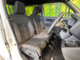 運転席まわりには十分なスペースがあり、大柄な方でもゆったり運転していただける環境です。