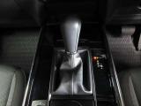 CX-30のシフトレバーです。MTモード付きの6ATで、しなやかな走りを支えます。また、足元にはフロアマットも装着済みです。