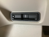 ハンドルの左下にETCがついています。高速道路の料金所の通過も楽々です。 カードの取り出しもしやすい場所についています。