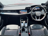 スタイリッシュな運転席で乗るたびに所有する喜びを感じることができます。