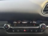 オートエアコンは運転席と助手席別に温度の調節が可能です。